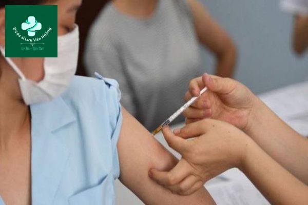 vắc xin 3 loại vi khuẩn (S. pneumonia, N. meningitidis, và H. influenza) ở trẻ sơ sinh/ người cắt lách