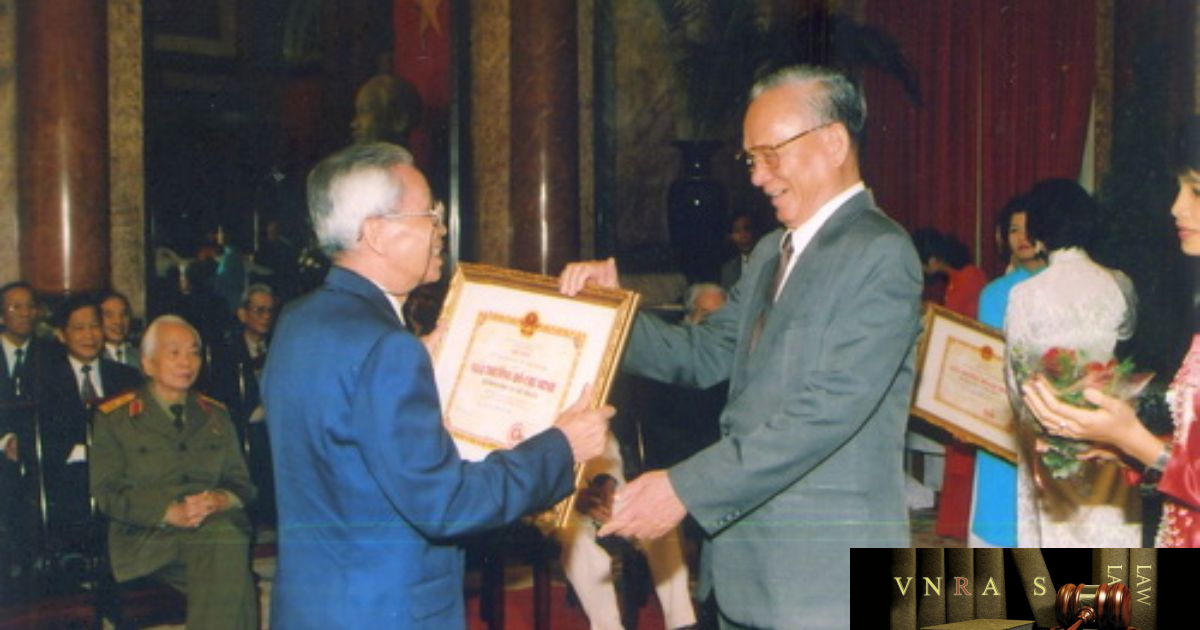 Chủ tịch nước Lê Đức Anh trao tặng Giải thưởng Hồ Chí Minh cho GS.TSKH. Đỗ Tất Lợi tại Phủ Chủ tịch ngày 30/10/1996.